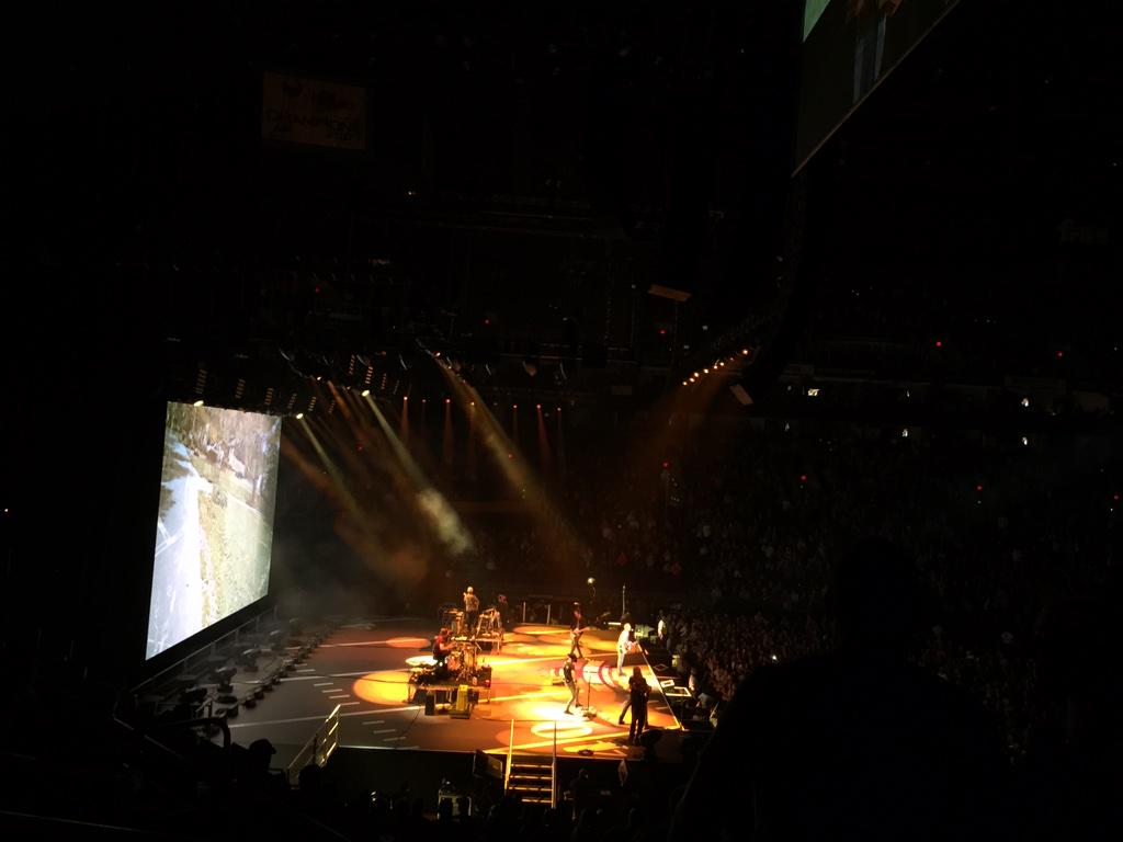 bkappus's tweet image. .@DierksBentley is in the house! #NetAppNFL  #SB49