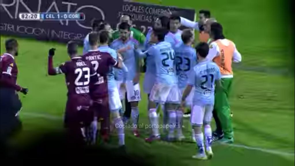 canblanquiverde's tweet photo. ¿Cuántos jugadores locales fueron amonestados en la polémica jugada? 0. 
#CCF? Abel, Rossi, Bouzón y luego Crespo. http://t.co/EE3zfMy1MV