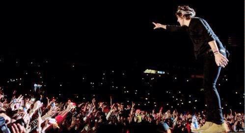 fangirlprobIem's tweet photo. Im Harry 
Im 16
I work in a bakery

Im Harry
Im 21
Im in the biggest band in the world

#HappyBirthdayHarryStyles http://t.co/d6fzmTRh8d