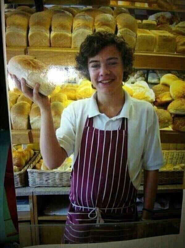 fangirlprobIem's tweet photo. Im Harry 
Im 16
I work in a bakery

Im Harry
Im 21
Im in the biggest band in the world

#HappyBirthdayHarryStyles http://t.co/d6fzmTRh8d