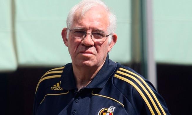 SEFutbol's tweet photo. VÍDEO | Hace un año que nos dejó Luis Aragonés. Desde la @SeFutbol queremos recordarle así ▶ http://t.co/trKC0cLPZH http://t.co/YznC0gLQcA
