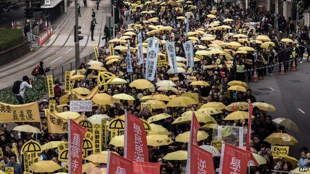 BBCNewsAsia's tweet photo. More pro-democracy march scenes from the streets of Hong Kong (Courtesy of @byrnechina) http://t.co/2Yjjo6zAlP http://t.co/WnkMNGqPch