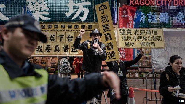 BBCNewsAsia's tweet photo. More pro-democracy march scenes from the streets of Hong Kong (Courtesy of @byrnechina) http://t.co/2Yjjo6zAlP http://t.co/WnkMNGqPch