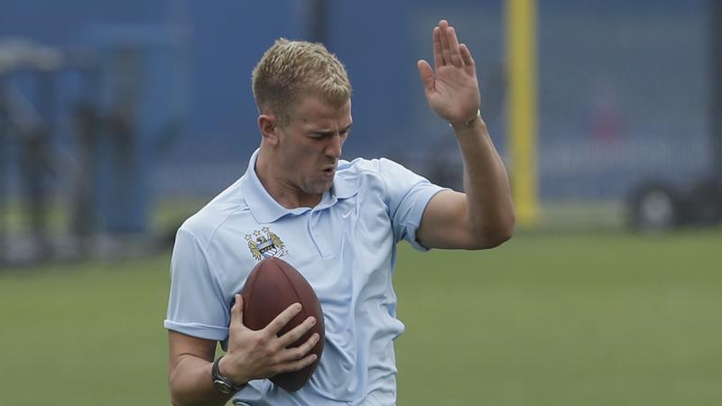 ManCity's tweet photo. PICTURE SPECIAL: When #mcfc and Gridiron combine! View the full gallery: http://t.co/Ia4K3I5d0q #SuperBowlXLIX http://t.co/SUbMePlQXM