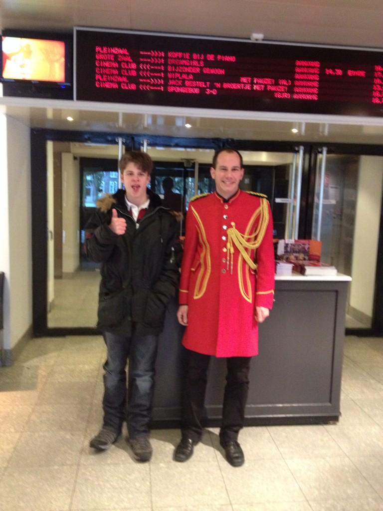 Stbijzgewoon's tweet photo. Theater aan de parade ontvangt de gezinnen van bijzonder gewoon met Mees Kees, koffie en lekkers! @Theateradparade http://t.co/b0FaX8vu6i