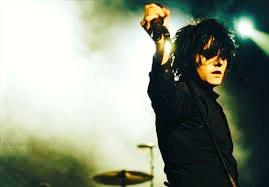 whatsername_xcx's tweet photo. My 100th tweet dedicated to this man right here
#gerardway #mcr #amazingartist #waylien #RT http://t.co/gOIYV4pyH3