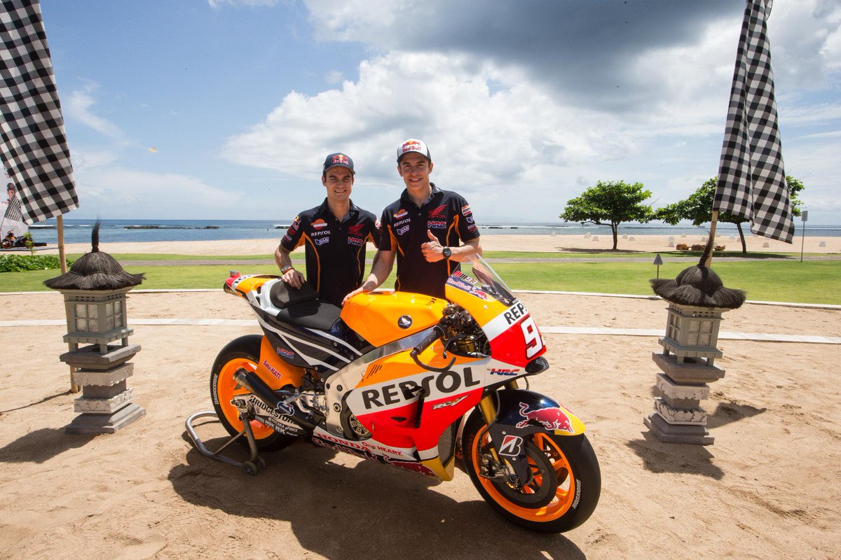 box_repsol's tweet photo. Here you are! @marcmarquez93 and @26_DaniPedrosa revealed in Bali their new look 2015 race machines! #RepsolTeam2015 http://t.co/1AuOHDgfLY