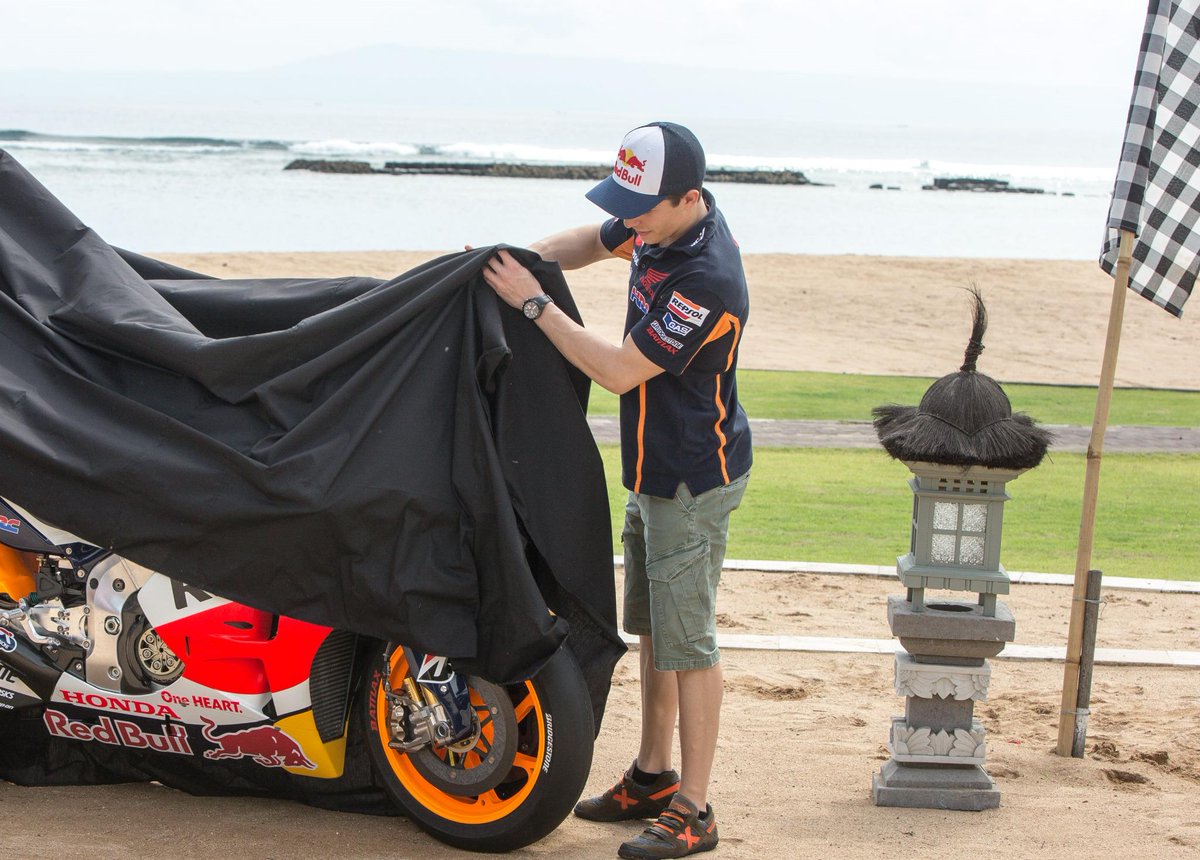 box_repsol's tweet photo. .@marcmarquez93 tiene ganas de "ver cómo funciona la nueva moto tras el test de Valencia". #EquipoRepsol2015 http://t.co/x1JYJ8M16r