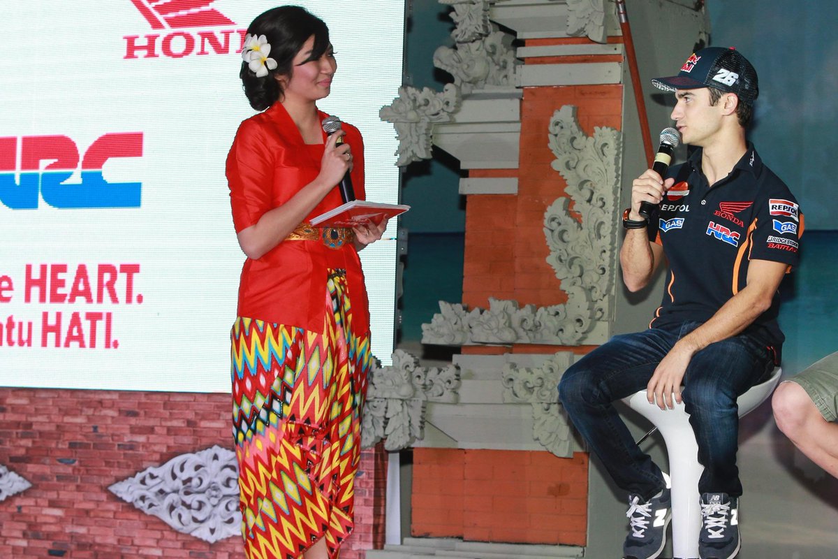 box_repsol's tweet photo. Dani Pedrosa "No deja de sorprenderme lo apasionados por las motos que son los aficionados aquí" #EquipoRepsol2015 http://t.co/oXQt0RDueD