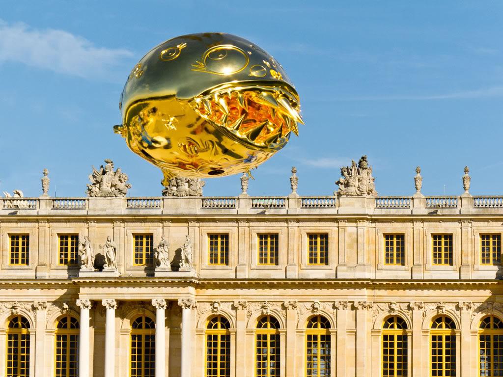 Happy Birthday Takashi Murakami! Check out this installation view of a Murakami sculpture at Versailles 