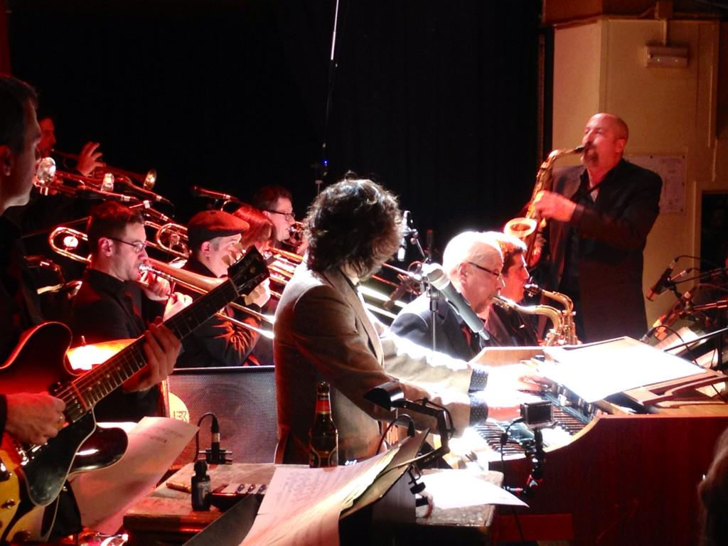 Gargarra's tweet photo. ¡Gran concierto anoche de 
@julimaeso con BOB SANDS BIG BAND en la @SalaElSol ! Si hay talento no importa el formato http://t.co/v8ZZvrsqZ7