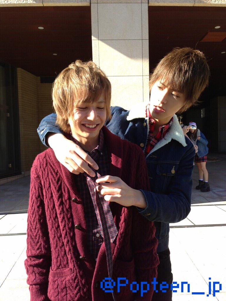 ネクタイの結び方を楓クンに教えているエレンくん その後ろに自撮りするにこるんが写り込んでいたことは後で気付きました Popteen 毎月1日発売 Popteen3月号は1月31日発売 490円 オフショット Popteen ポップティーン Scoopnest