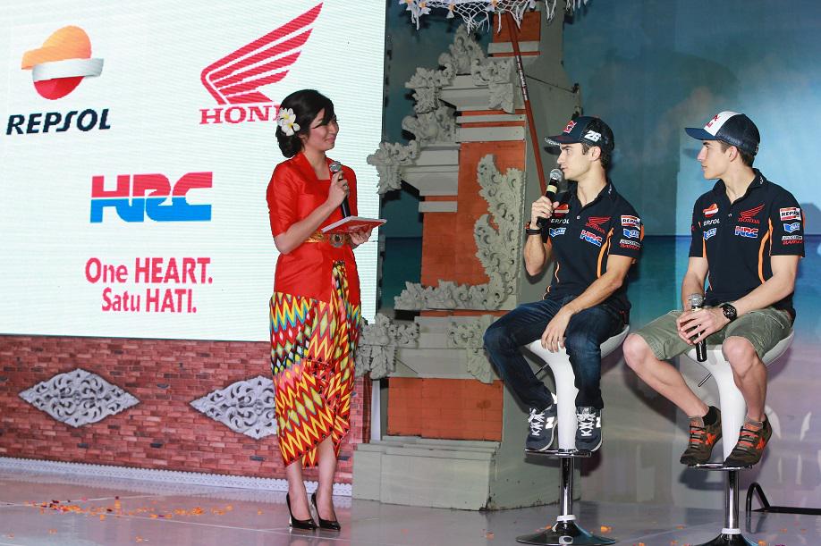 box_repsol's tweet photo. Do you want more pics? Here you have our album! #RepsolTeam2015! Don't miss it! http://t.co/qIwIGgQC65 http://t.co/DRENE1lwKa
