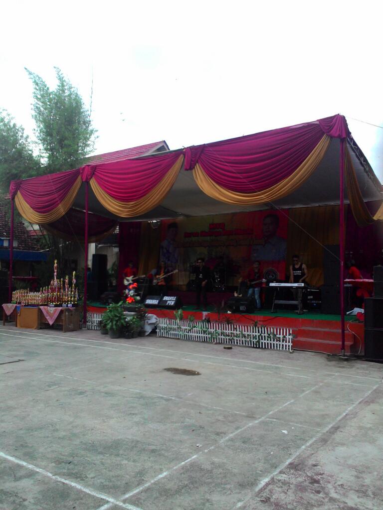 Penampilan dari Everlasting band, bintang tamu kita.