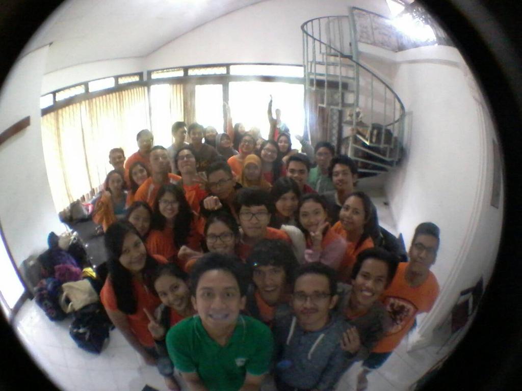raihanabiyan's tweet photo. Selamat datang keluarga! Yang masih manggil gue "kak", gue insul! Cc @nederlands2014 @IKSEDA_UI http://t.co/PBJPFq0oT0