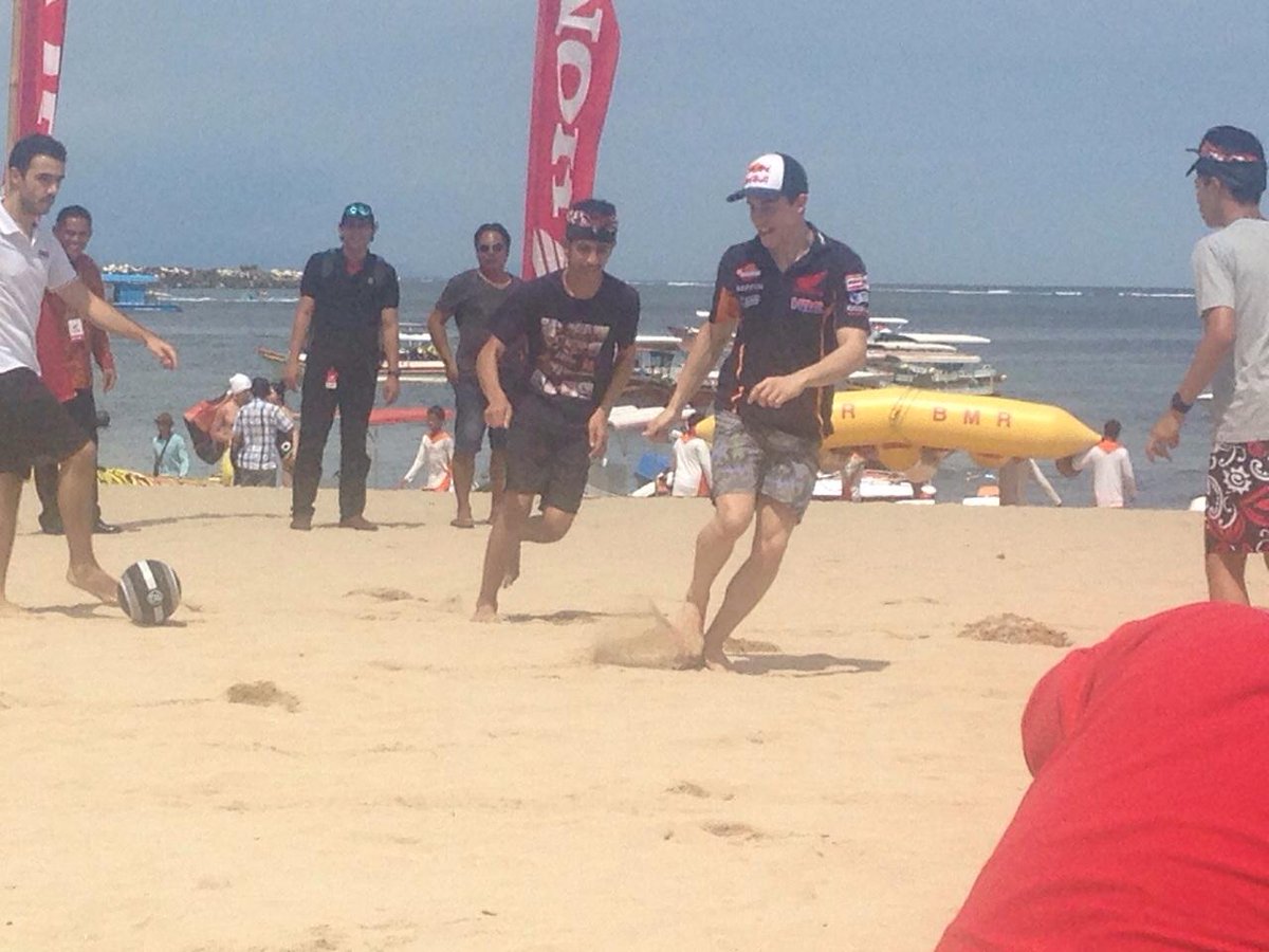 box_repsol's tweet photo. Y tras la presentación, ¡diversión en la playa! @marcmarquez93 y @26_DaniPedrosa no han parado :) #EquipoRepsol2015 http://t.co/LvD0XoXRXM