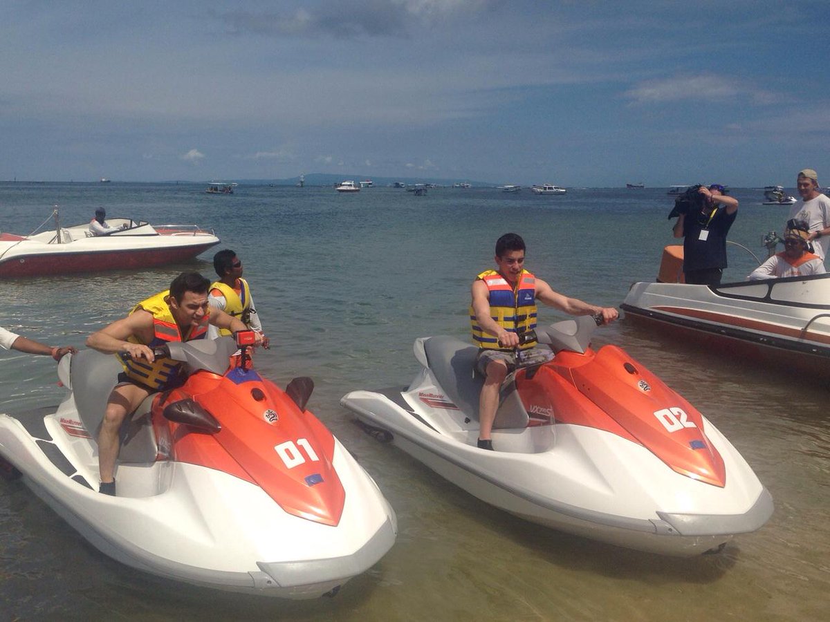 box_repsol's tweet photo. Enjoying on the beach! @marcmarquez93 y @26_DaniPedrosa have had a little bit more action today :) #RepsolTeam2015 http://t.co/FpGnEh6cNN