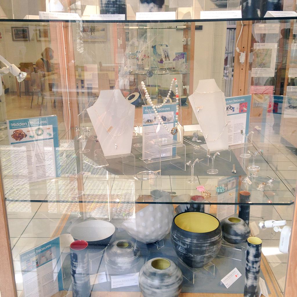 CVGTJewellery's tweet photo. Quick visit to the @rbsagallery with @KSnow_Jewellery to see my #Heirloom collection on display in #HiddenTreasures http://t.co/saHDRKSGuU