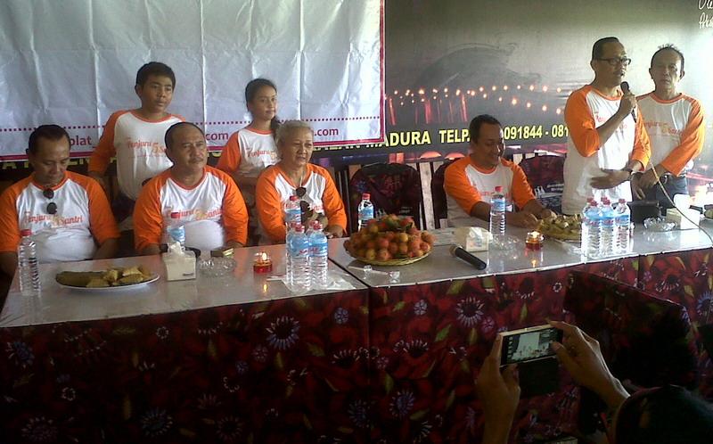 P5Smovie's tweet photo. Penjuru 5 Santri Sampaikan Pesan Moral untuk Presiden - Okezone http://t.co/mtEZ9gLj97 http://t.co/GDb6f8CvWz