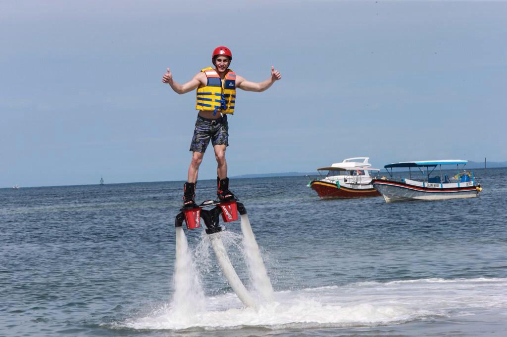 AlwaysMm93's tweet photo. Marc esta en Bali para la presentación de la temporada 2015 y ha disfrutado como un niño pequeño!! #always93 http://t.co/LRJgIFfTPP