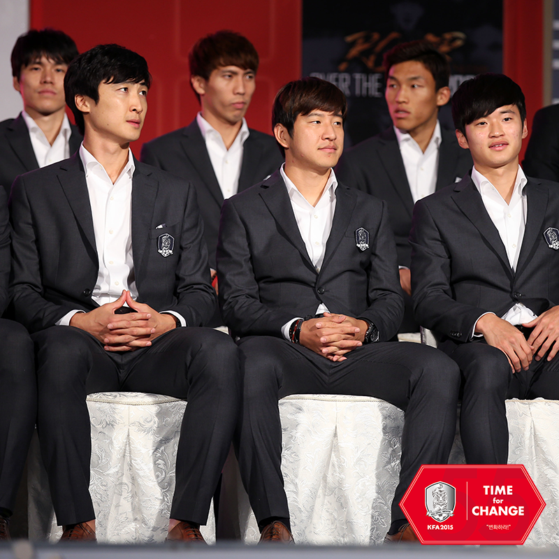 theKFA's tweet photo. [생생포토_#1]

'더할 나위 없었다' 
대표팀 귀국 환영식 현장! http://t.co/C8xbXdYauT