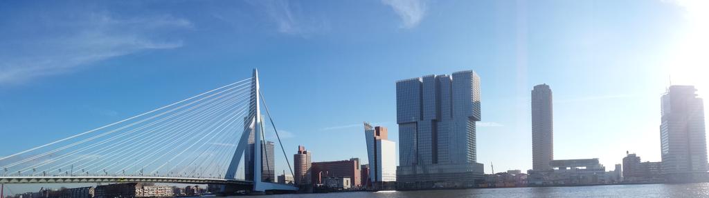 Vanaf de waterbus kun je mooie kiekjes maken. Kijk maar eens naar dit plaatje van <a href="/Rens_H/">RensH</a>.
