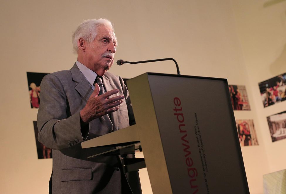 libe's tweet photo. Carl Djerassi: l'un des pères de la pilule contraceptive est mort http://t.co/rn3dOc3cAQ http://t.co/ybgKP8Z6MS