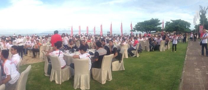 box_repsol's tweet photo. A good plan in Bali! Lunch with fans, music, and @marcmarquez93 and @26_DaniPedrosa on stage #RepsolTeam2015 http://t.co/K8jPsTLrMY