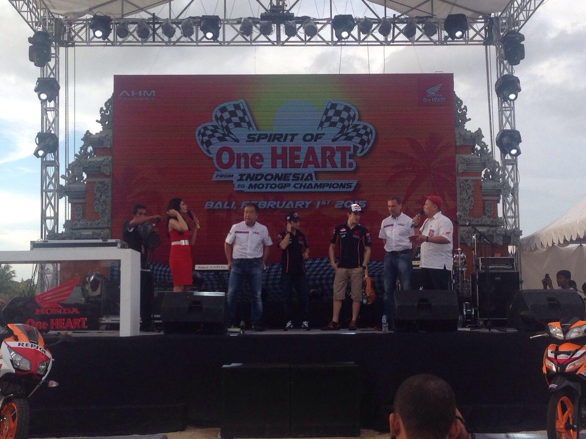 box_repsol's tweet photo. A good plan in Bali! Lunch with fans, music, and @marcmarquez93 and @26_DaniPedrosa on stage #RepsolTeam2015 http://t.co/K8jPsTLrMY