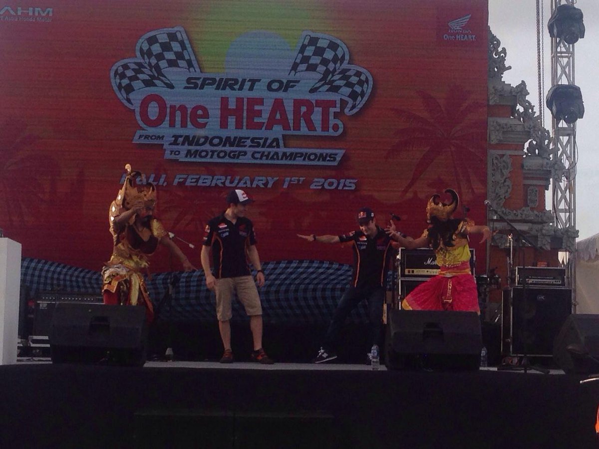 sbrCorinne26's tweet photo. Bailando la danza Kekac. Marc, Dani, y quién sabe si un futuro alternativo a las motos ;) hahaha #EquipoRepsol2015 http://t.co/sUFgynUGKj