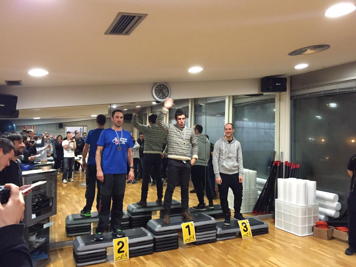 JAVIER SODUPE garaile Errenteriko Triatloi Indoorrean!! ZORIONAK!!

Gran victoria de nuestro compañero JAVIER SODUPE!