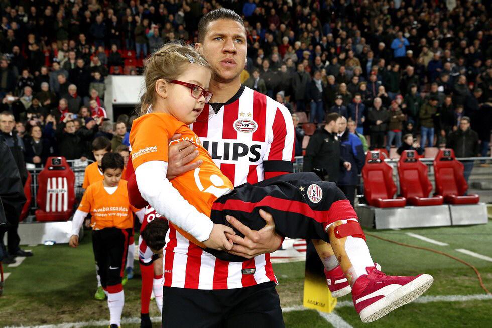 RikElfrink's tweet photo. Bij #PSV gisteren de eerste gasten van @spierenvoorspieren in eigen loge. Mooi beeld  @JBruma bij goed initiatief. http://t.co/UcPr5MUfTr