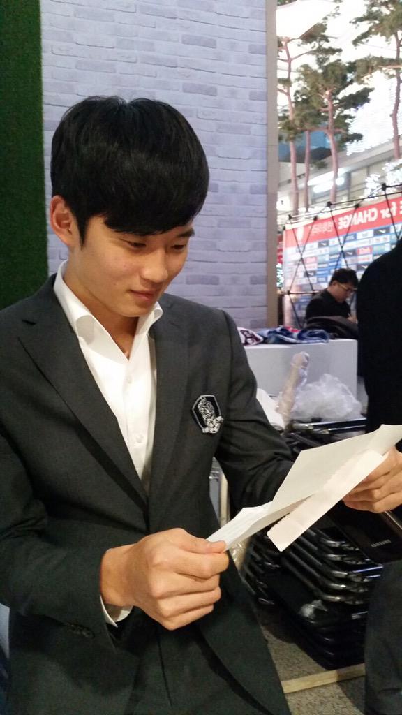 theKFA's tweet photo. 인터뷰 기다리던 김진수 선수, 팬레터 받고 숨겨왔던 핵미소 발사! #김진수괜찮아 http://t.co/cpvsfTSiXx