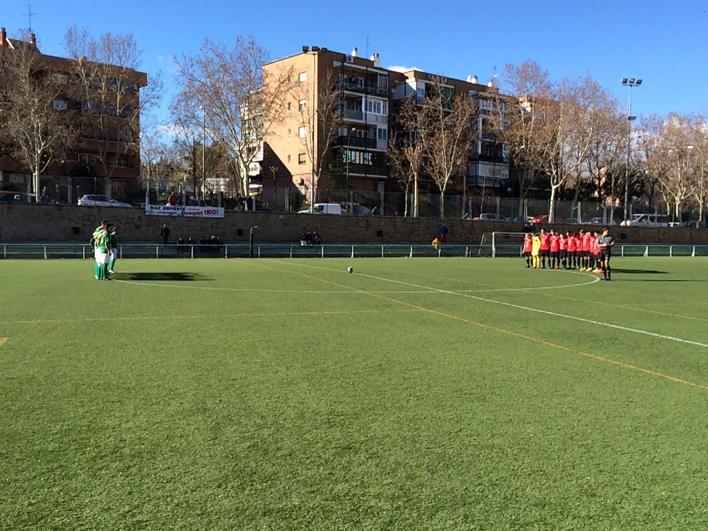 AVLaChimenea's tweet photo. Amateur "A" comienza el partido con el @ArgandaEF. Minuto de silencio por el fallecimiento del abuelo de Nico. D.E.P http://t.co/rYZXBB81tx