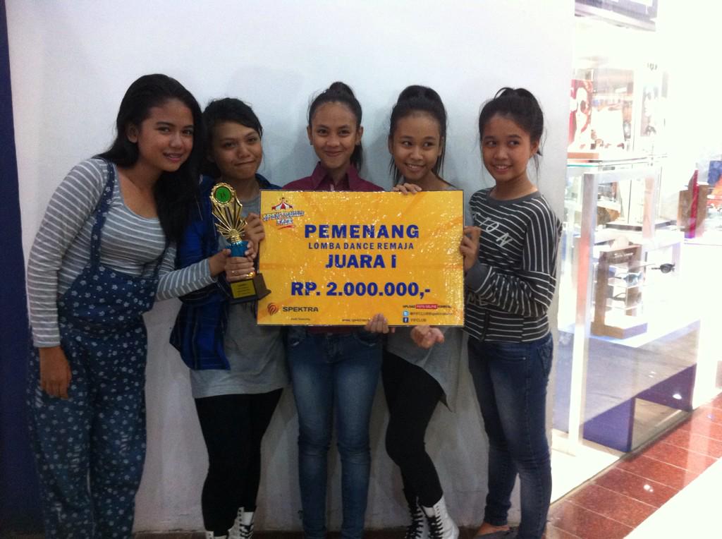 M_OneDancer's tweet photo. Alhamdulilah juara 1 dance remaja SPEKTRA 2015 @Abboth88 @cky_PASBRAMA @Shofidzakiyah @asyifaNrlAulia @Rfauziah_ http://t.co/8wjw9418rS