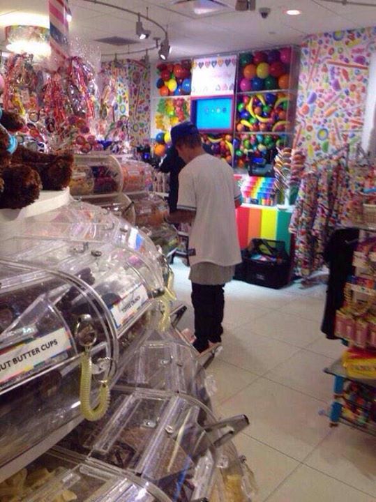 asmaafatima38's tweet photo. Food and Justin such a great combo  <3 http://t.co/kKARDgwkXm