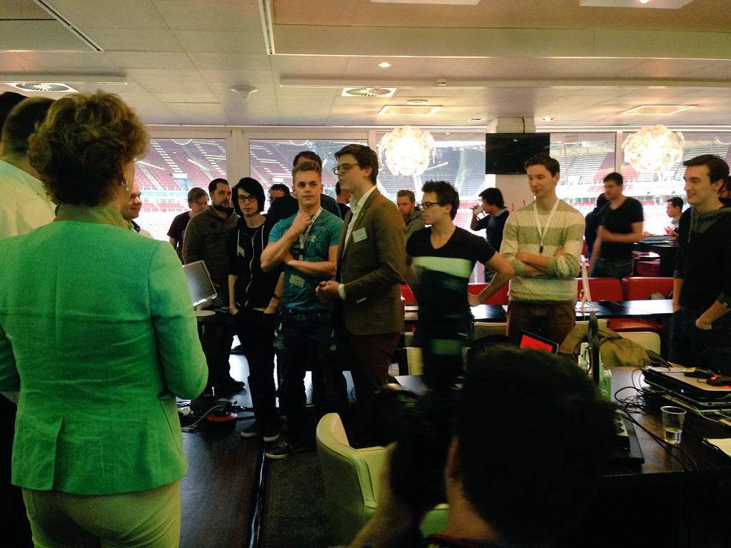 GershomMulder's tweet photo. Geweldige sfeer in het Philips Stadion waar 75 developers 24u lang 'opgesloten' hebben gezeten voor de #huehackathon. http://t.co/TdSMs086sF