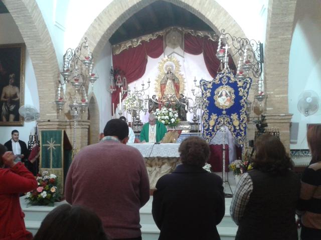 Comienza la misa y suena el Coro Virgen de Montemayor.