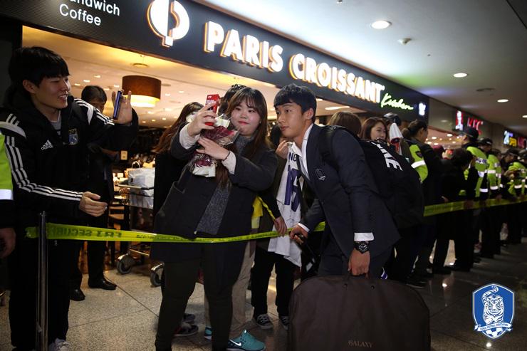 theKFA's tweet image. [현장스케치] 대표팀, 팬들 환대 속 ‘금의환향’

전체기사
웹 goo.gl/ju0b2z
모바일 goo.gl/oq8vZM