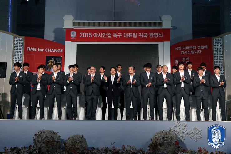 theKFA's tweet image. [현장스케치] 대표팀, 팬들 환대 속 ‘금의환향’

전체기사
웹 goo.gl/ju0b2z
모바일 goo.gl/oq8vZM