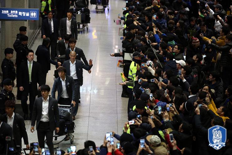 theKFA's tweet image. [현장스케치] 대표팀, 팬들 환대 속 ‘금의환향’

전체기사
웹 goo.gl/ju0b2z
모바일 goo.gl/oq8vZM