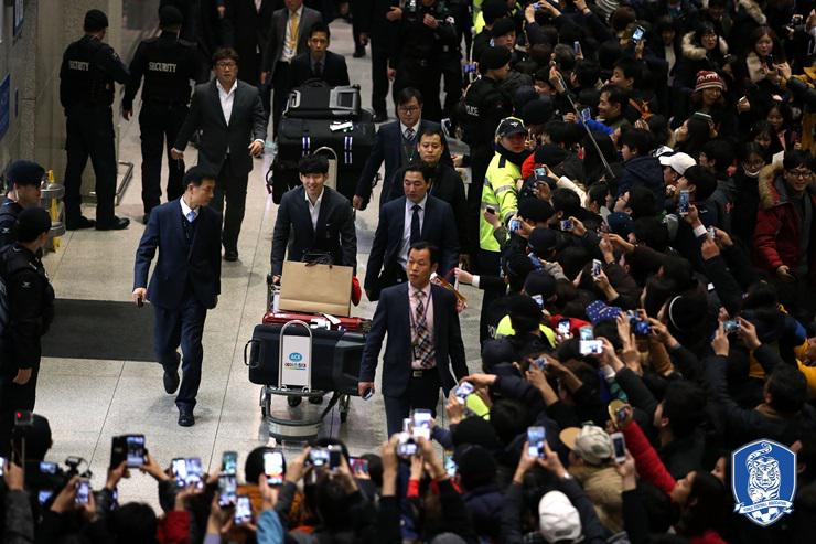 theKFA's tweet image. [현장스케치] 대표팀, 팬들 환대 속 ‘금의환향’

전체기사
웹 goo.gl/ju0b2z
모바일 goo.gl/oq8vZM