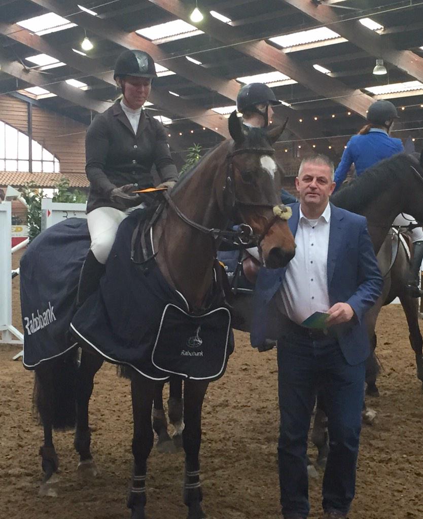 Tevreden blik van de winnares bij de Z-paarden, rubrieksponsor @RaboVVS Angelique Hoorn met Caitlin. #IKO2015