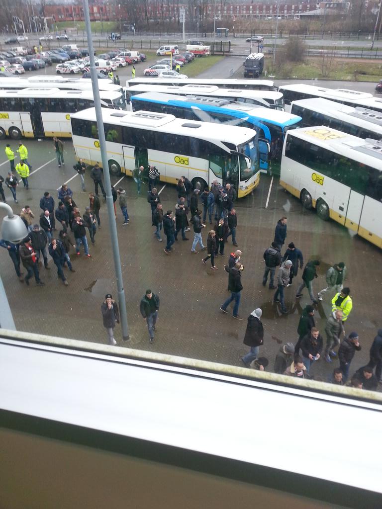 AFCASC's tweet photo. Aankomst van de bussen met #Ajax fans #vitaja http://t.co/hRW6fF8q9N