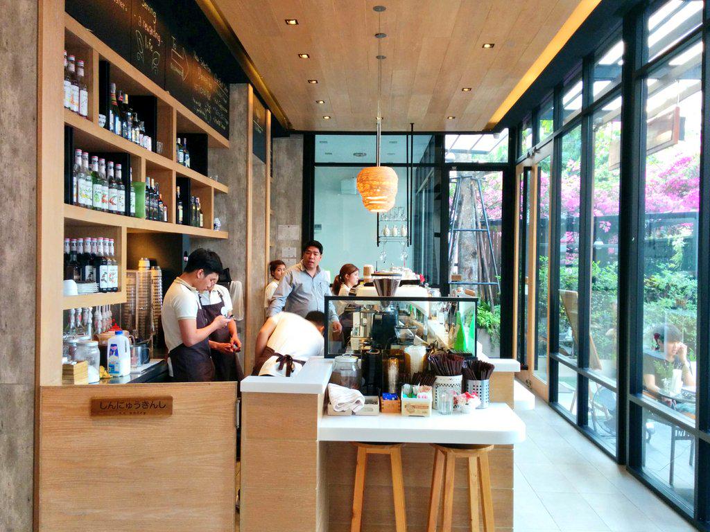ordimantw's tweet photo. ร้านกาแฟสไตล์ญี่ปุ่นในกรุงเทพ Free WiFi+มีปลั๊กทุกโต๊ะ ที่นั่งมีแบบนอกร้านด้วย อยู่ในเอกมัย 12 http://t.co/d4FW3RG2mR