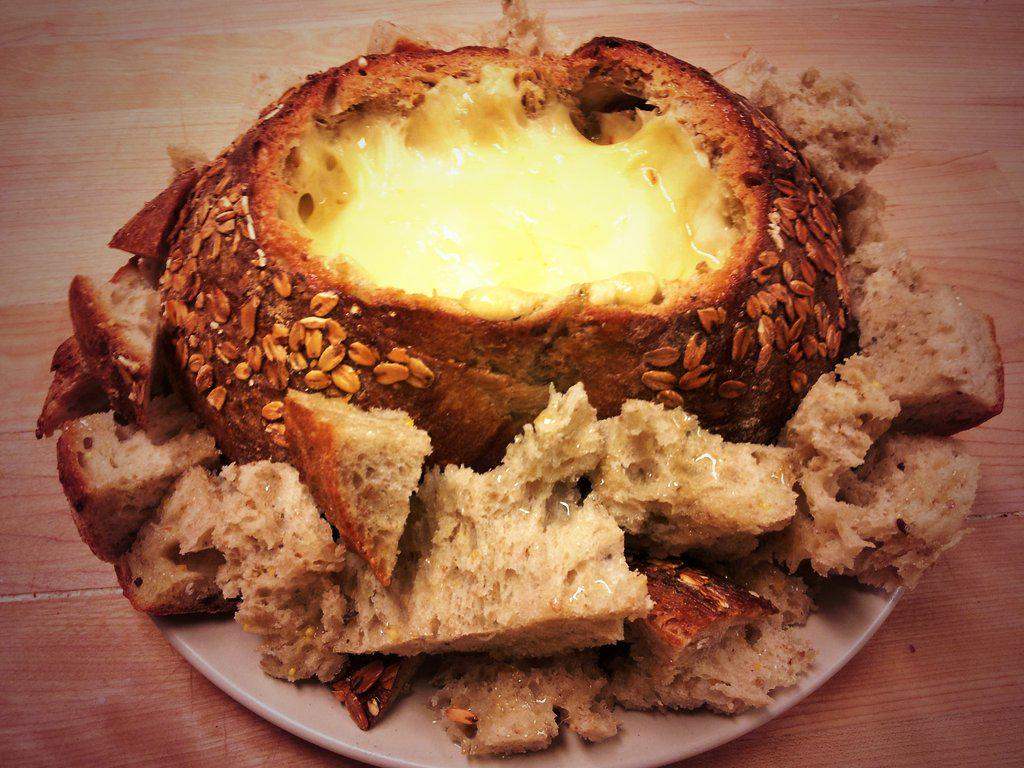 BreadByUs's tweet photo. Happy #SuperBowl sunday! #breadbowl #cheesefondu #allyouneedisbread http://t.co/l8JXgCa1B7