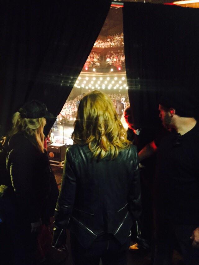 CharlesEsten's tweet photo. From last night: the one and only @reba about to make our #NashvilleOTR2 audience VERY happy. #GoinOutLikeThat http://t.co/EMpTWlGf66