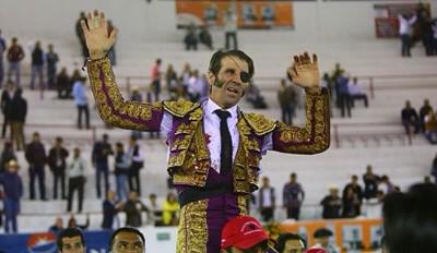 Padillaelpirata's tweet photo. Sábado 31 de Enero - León (México) – Palmas y 2 orejas (Fotos : @cultorocom) http://t.co/qnOYLS8hJI
