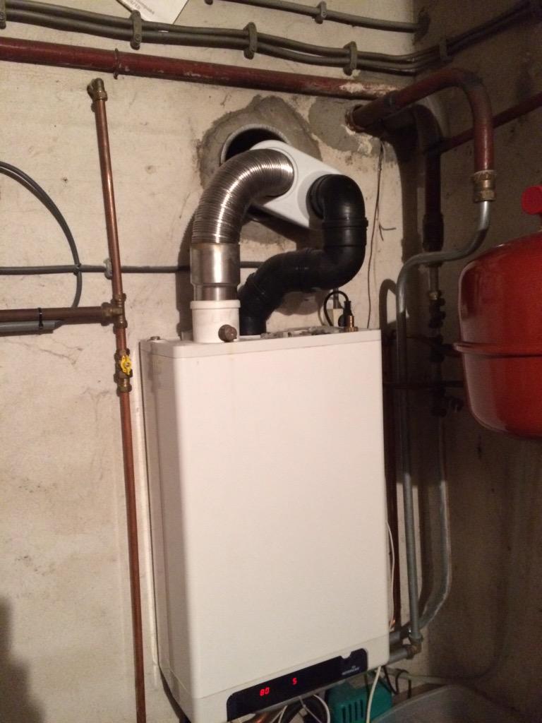 Weer een installatie van <a href="/teundebeun/">Teundebeun</a> 
Rookgasafvoer zit los met gevolg koolmonoxide gevaar
