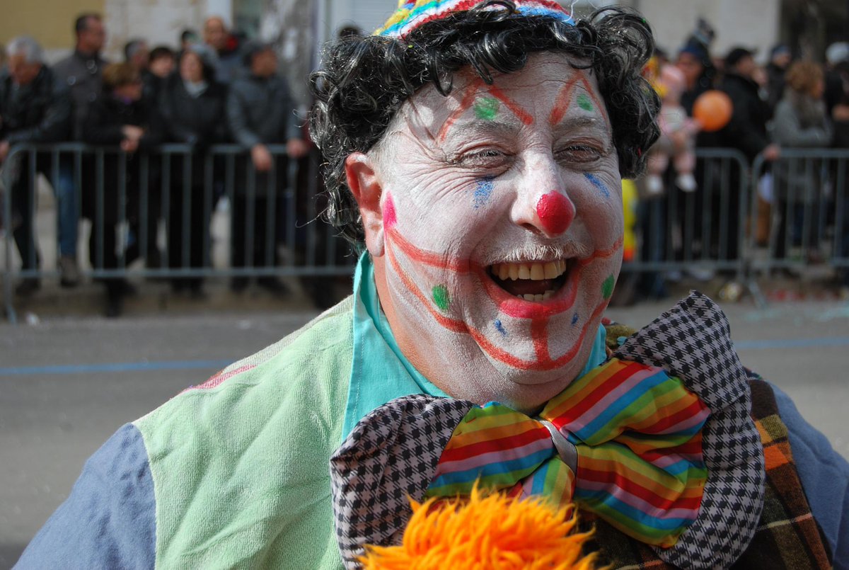 SunnyPuglia's tweet photo. What a fun and colourful #carnival in @Farinella1394 #weareinpuglia #Italy http://t.co/xrjIOxEUvg